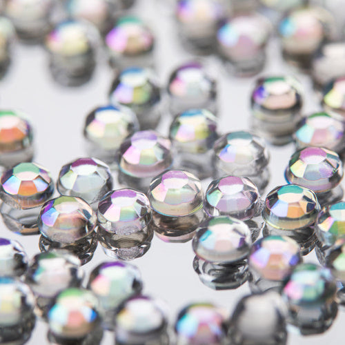 Dettaglio degli strass effetto vetro opalescente da 2 mm